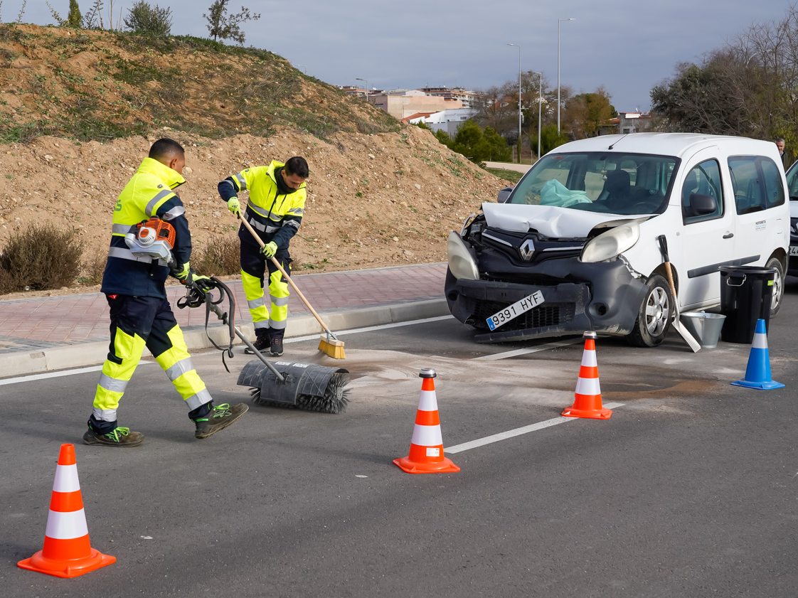 Presentado un servicio de limpieza urgente para retirar los residuos producidos tras un accidente de tráfico